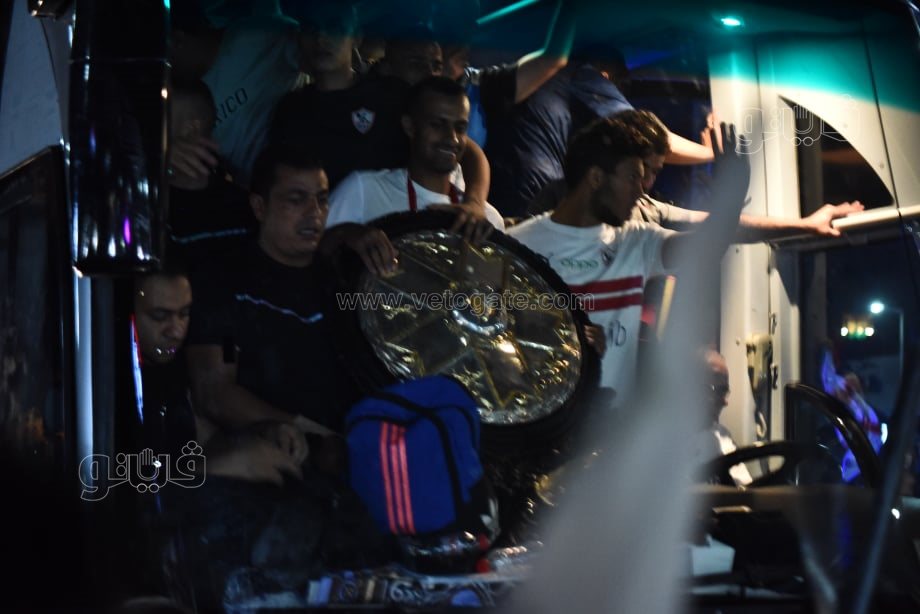  استقبال جماهير الزمالك درع الدوري لحظة وصوله لميت عقبة (7)