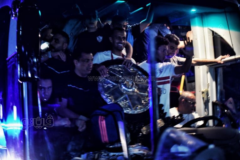  استقبال جماهير الزمالك درع الدوري لحظة وصوله لميت عقبة (11)