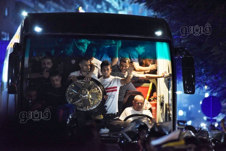  استقبال جماهير الزمالك درع الدوري لحظة وصوله لميت عقبة (14)