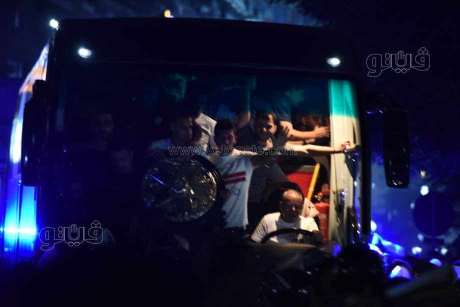  استقبال جماهير الزمالك درع الدوري لحظة وصوله لميت عقبة (15)