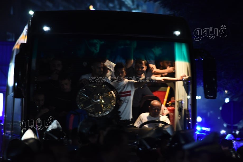  استقبال جماهير الزمالك درع الدوري لحظة وصوله لميت عقبة (16)