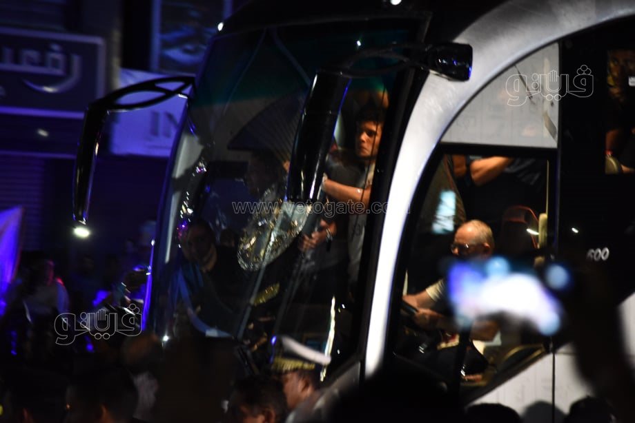  استقبال جماهير الزمالك درع الدوري لحظة وصوله لميت عقبة (17)