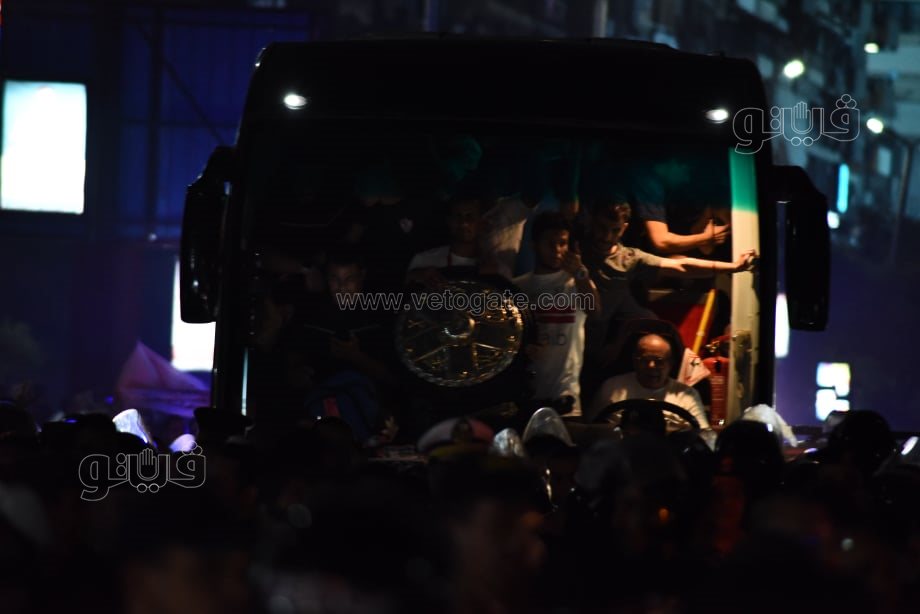  استقبال جماهير الزمالك درع الدوري لحظة وصوله لميت عقبة (20)
