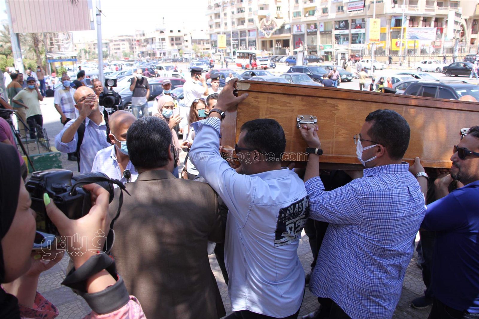 لحظة وصول جثمان حمدي الكنيسي إلى مسجد الحصري لإقامة صلاة الجنازة (2)