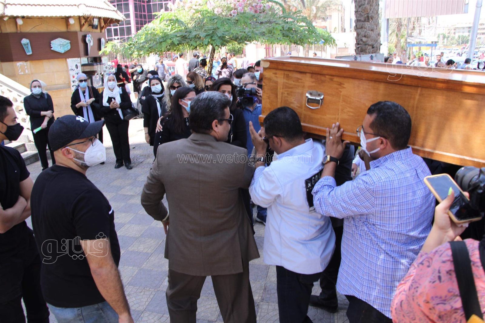 لحظة وصول جثمان حمدي الكنيسي إلى مسجد الحصري لإقامة صلاة الجنازة (3)