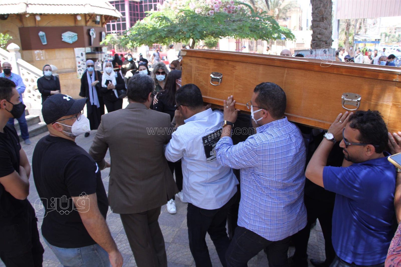 لحظة وصول جثمان حمدي الكنيسي إلى مسجد الحصري لإقامة صلاة الجنازة (4)