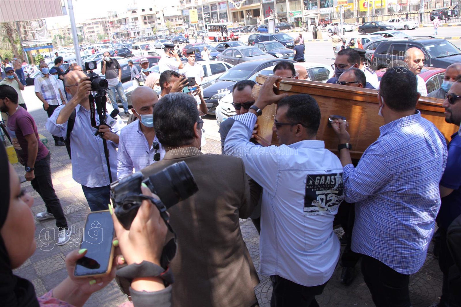 لحظة وصول جثمان حمدي الكنيسي إلى مسجد الحصري لإقامة صلاة الجنازة (5)