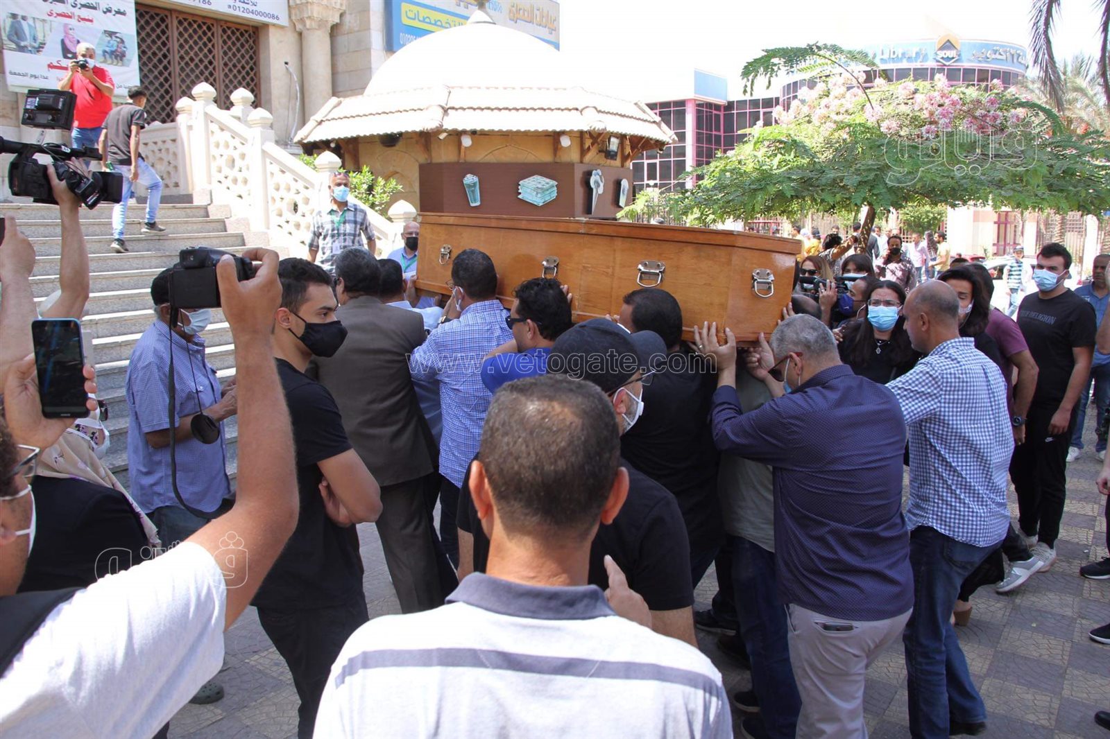 لحظة وصول جثمان حمدي الكنيسي إلى مسجد الحصري لإقامة صلاة الجنازة (6)