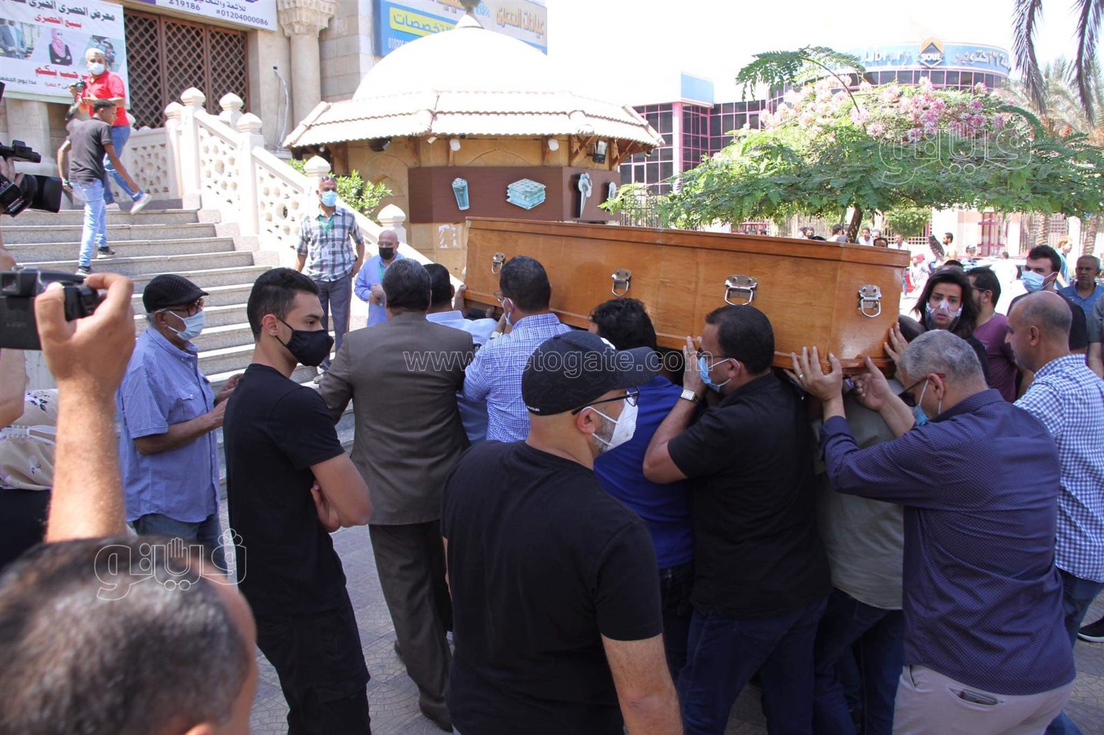 لحظة وصول جثمان حمدي الكنيسي إلى مسجد الحصري لإقامة صلاة الجنازة (7)