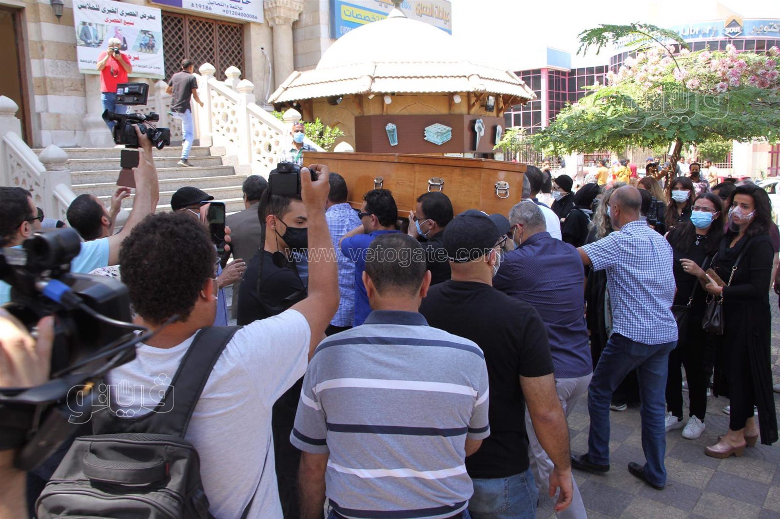 لحظة وصول جثمان حمدي الكنيسي إلى مسجد الحصري لإقامة صلاة الجنازة (8)