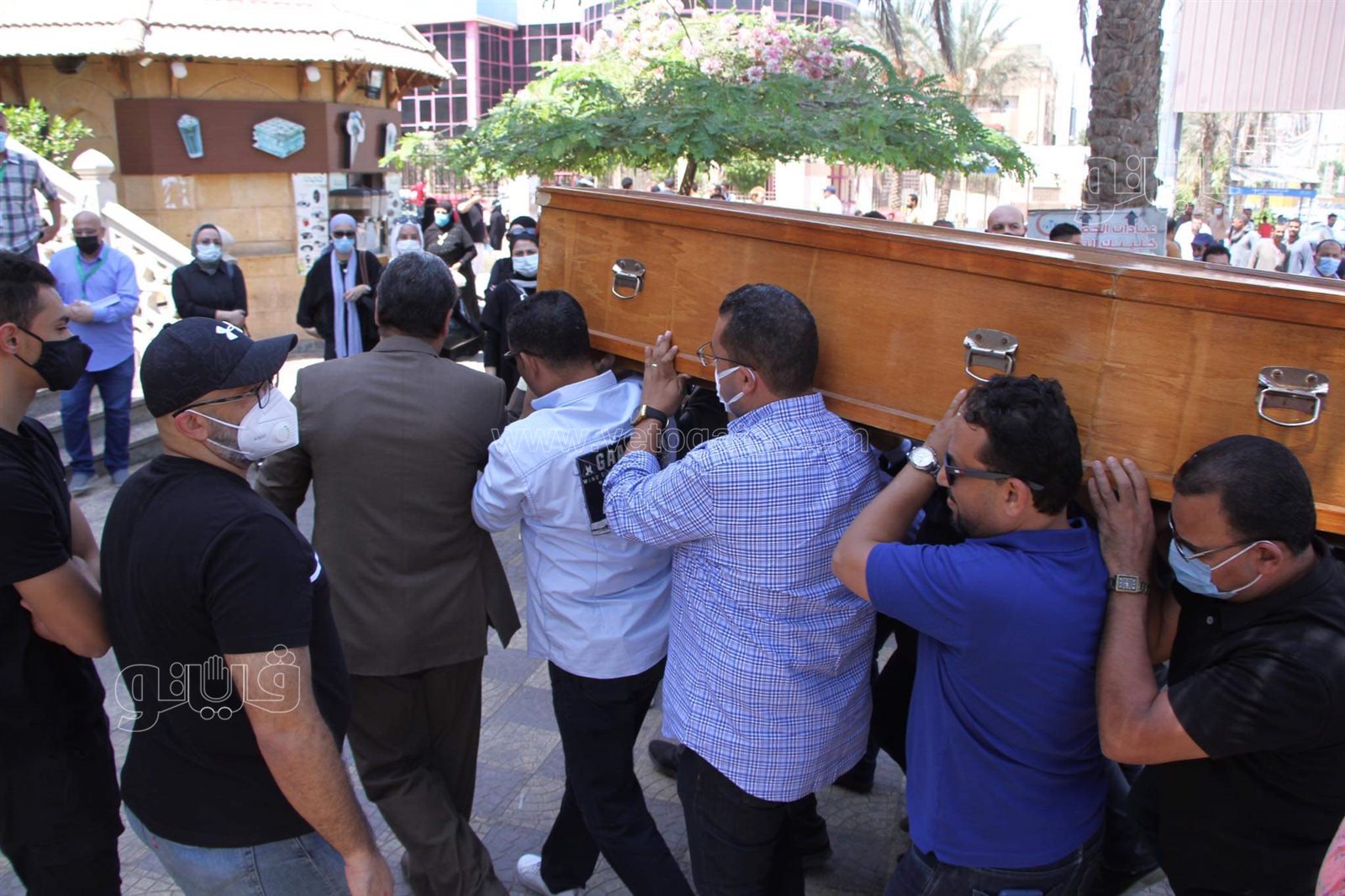 لحظة وصول جثمان حمدي الكنيسي إلى مسجد الحصري لإقامة صلاة الجنازة (9)