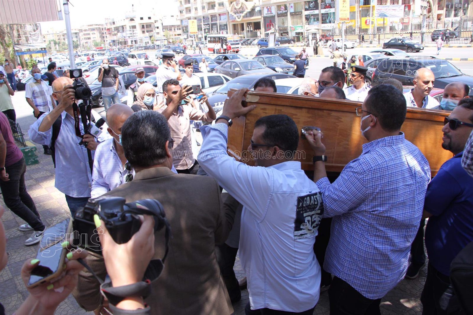 لحظة وصول جثمان حمدي الكنيسي إلى مسجد الحصري لإقامة صلاة الجنازة (10)