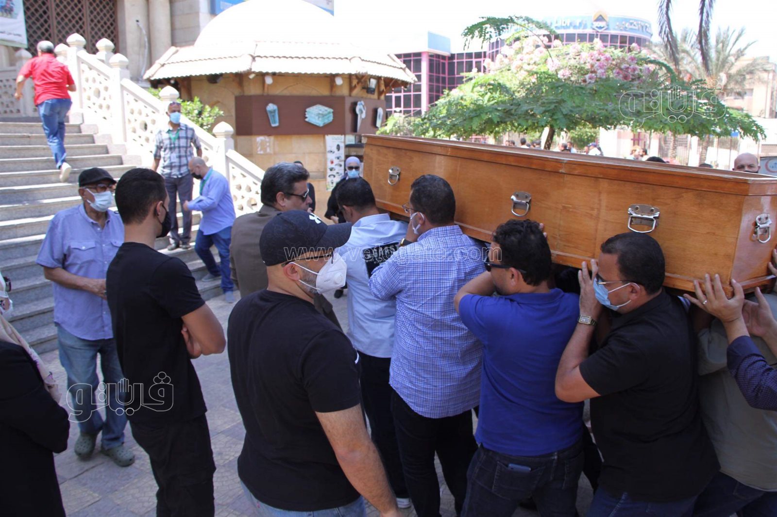 لحظة وصول جثمان حمدي الكنيسي إلى مسجد الحصري لإقامة صلاة الجنازة (1)