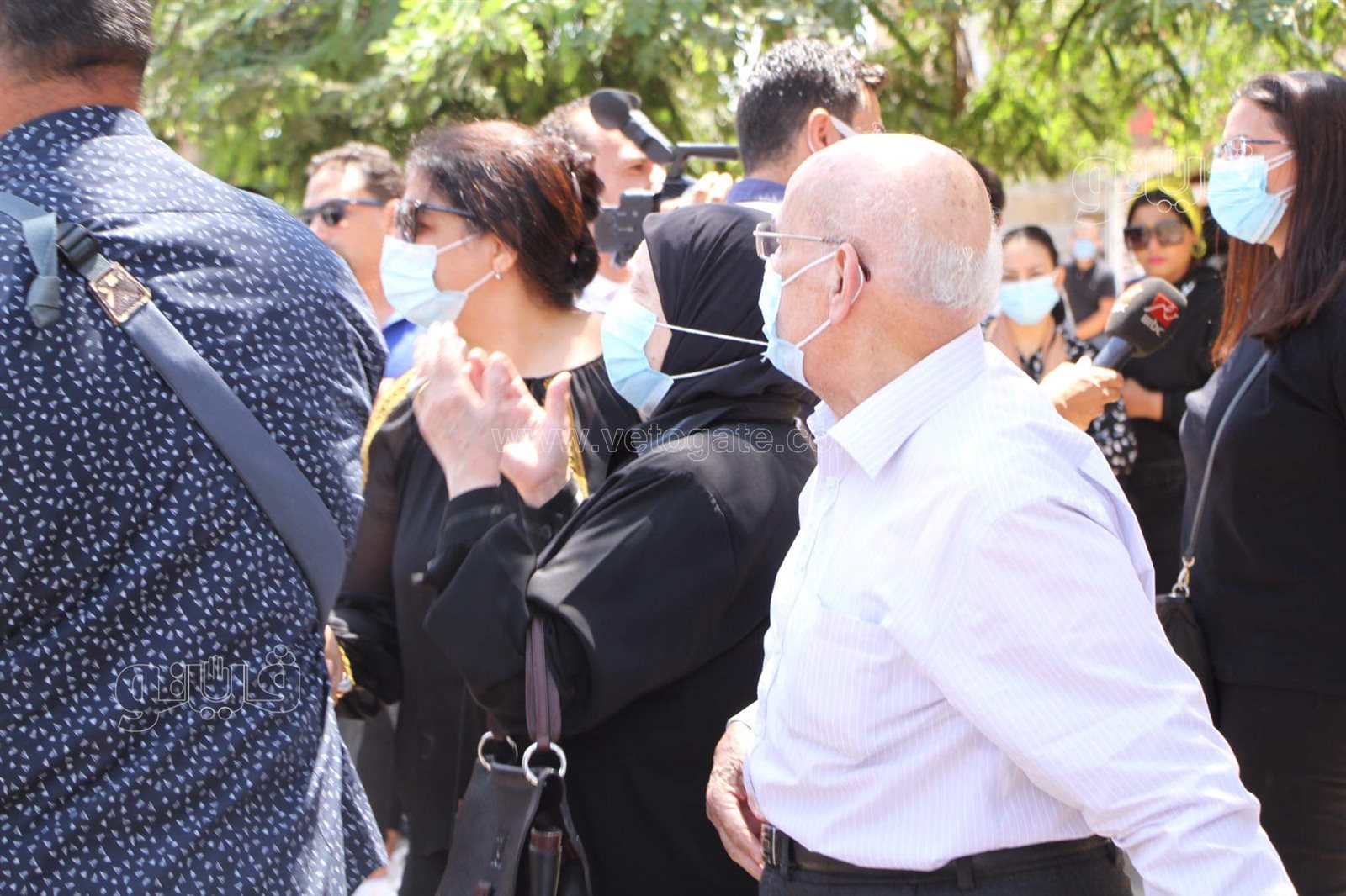 بكاء وانهيار أسرة حمدي الكنيسي خلال جنازته بمسجد الحصري  (4)