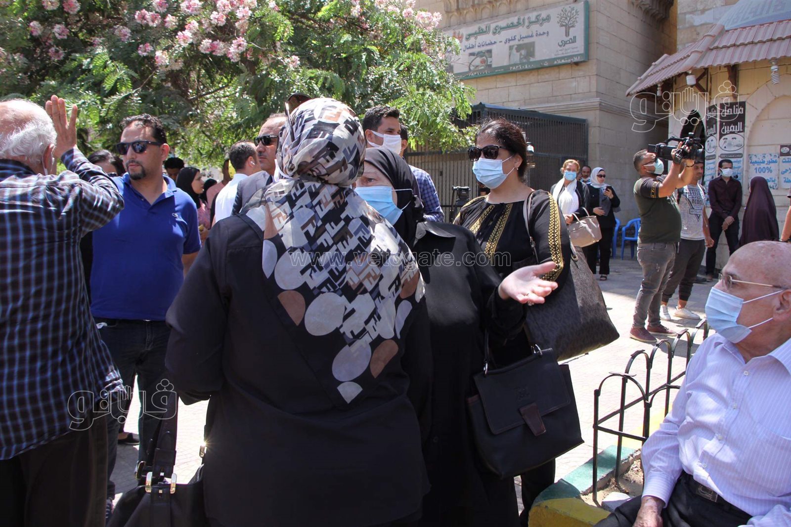 بكاء وانهيار أسرة حمدي الكنيسي خلال جنازته بمسجد الحصري  (5)