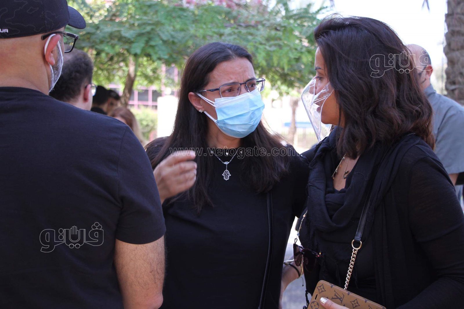 بكاء وانهيار أسرة حمدي الكنيسي خلال جنازته بمسجد الحصري  (7)