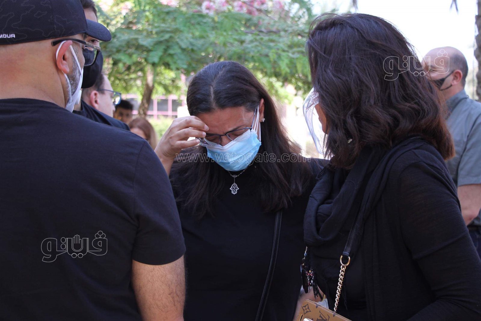 بكاء وانهيار أسرة حمدي الكنيسي خلال جنازته بمسجد الحصري  (8)