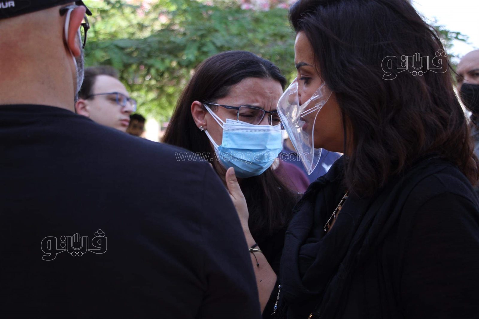 بكاء وانهيار أسرة حمدي الكنيسي خلال جنازته بمسجد الحصري  (10)