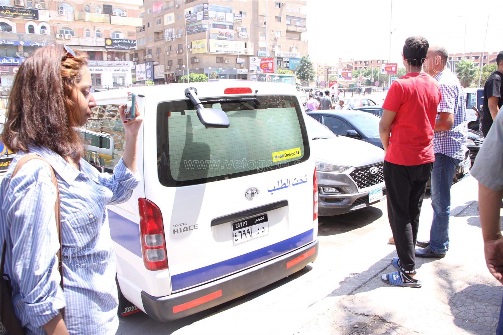 بكاء وانهيار أسرة حمدي الكنيسي خلال جنازته بمسجد الحصري  (11)