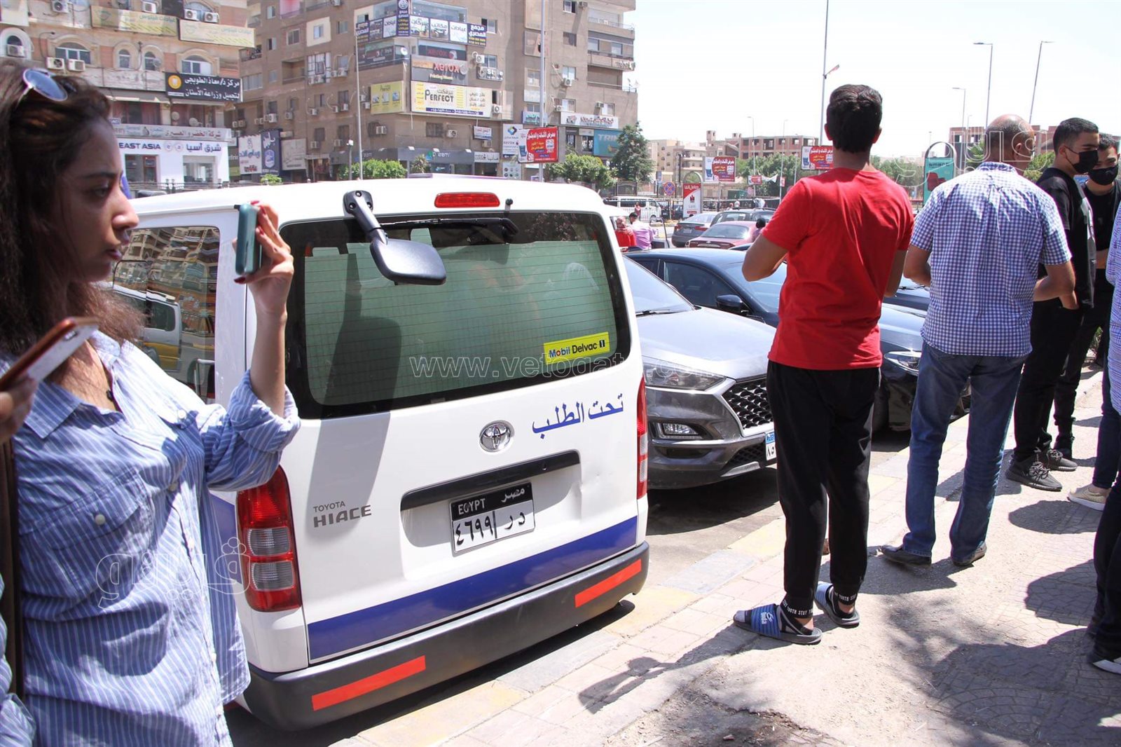 بكاء وانهيار أسرة حمدي الكنيسي خلال جنازته بمسجد الحصري  (12)