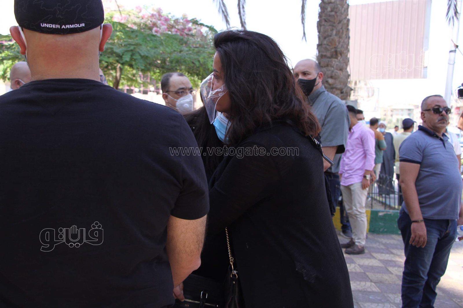 بكاء وانهيار أسرة حمدي الكنيسي خلال جنازته بمسجد الحصري  (13)