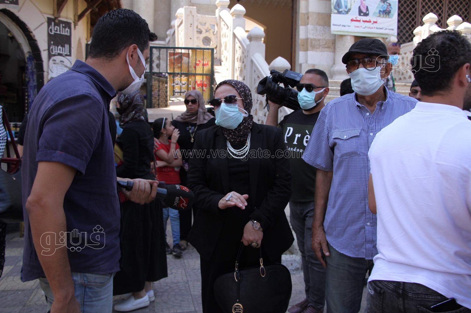 بكاء وانهيار أسرة حمدي الكنيسي خلال جنازته بمسجد الحصري  (17)