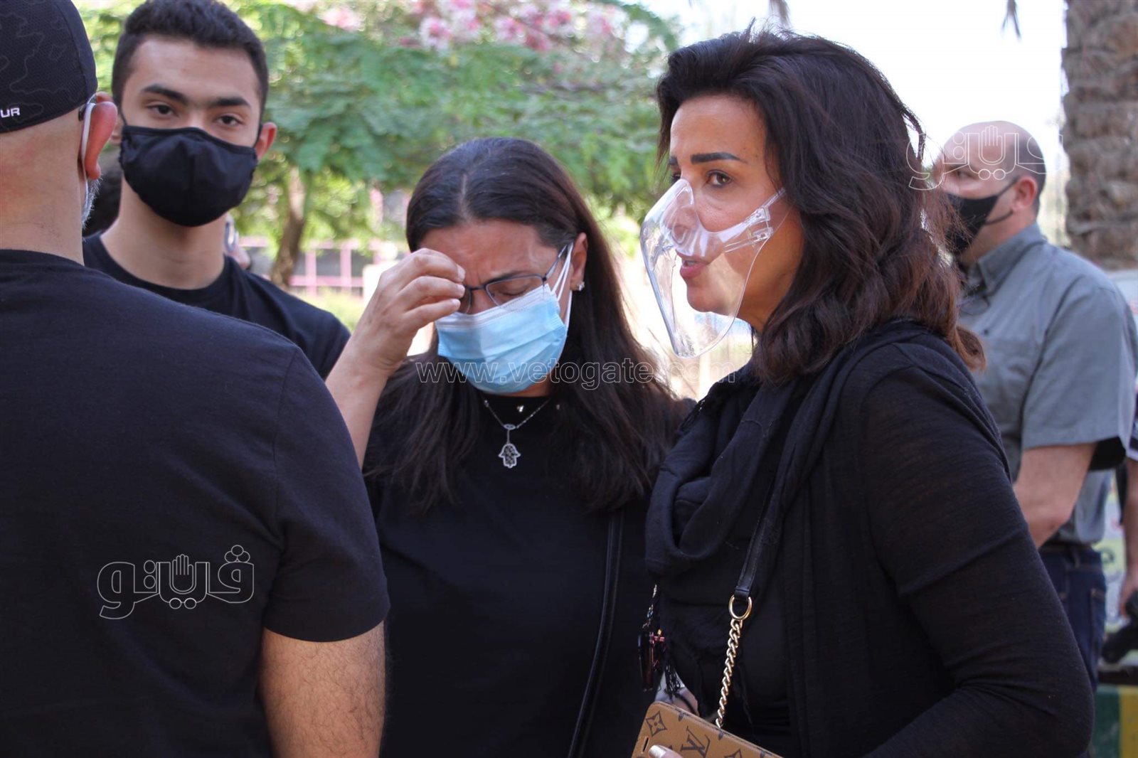 بكاء وانهيار أسرة حمدي الكنيسي خلال جنازته بمسجد الحصري  (18)