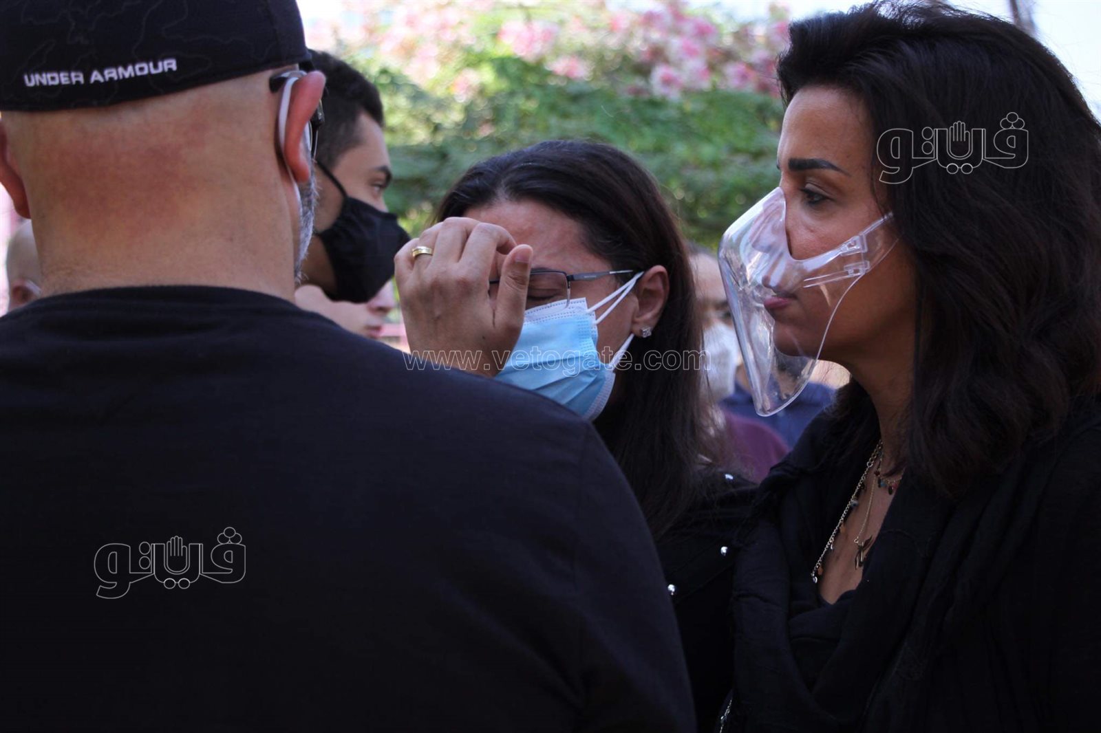 بكاء وانهيار أسرة حمدي الكنيسي خلال جنازته بمسجد الحصري  (19)