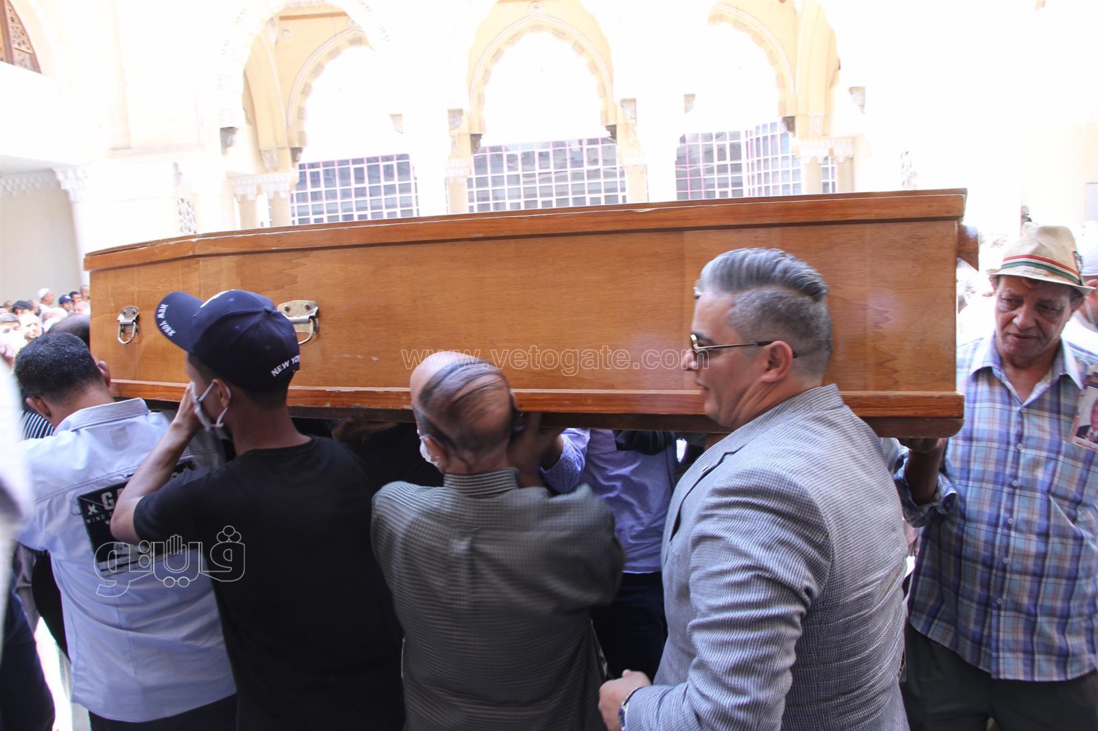 لحظة اقامة صلاة الجنازة على روح الاعلامى حمدي الكنيسي بمسجد الحصري (15)