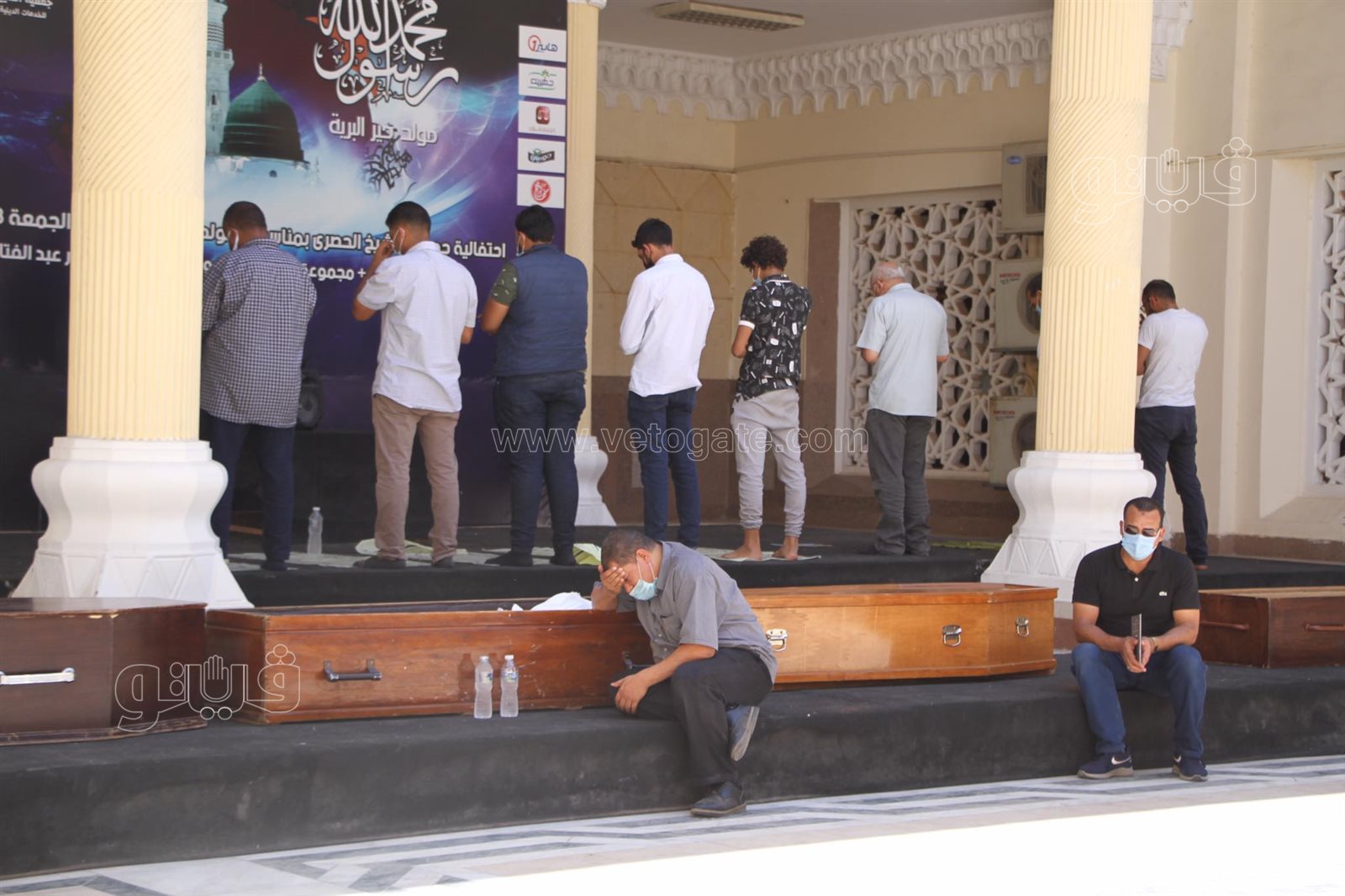 لحظة اقامة صلاة الجنازة على روح الاعلامى حمدي الكنيسي بمسجد الحصري (16)