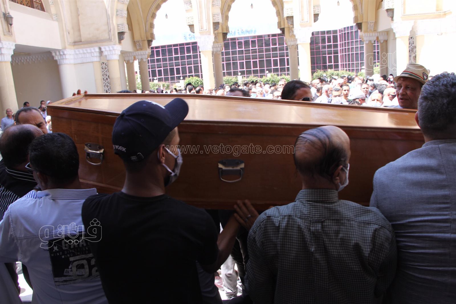 لحظة اقامة صلاة الجنازة على روح الاعلامى حمدي الكنيسي بمسجد الحصري (17)