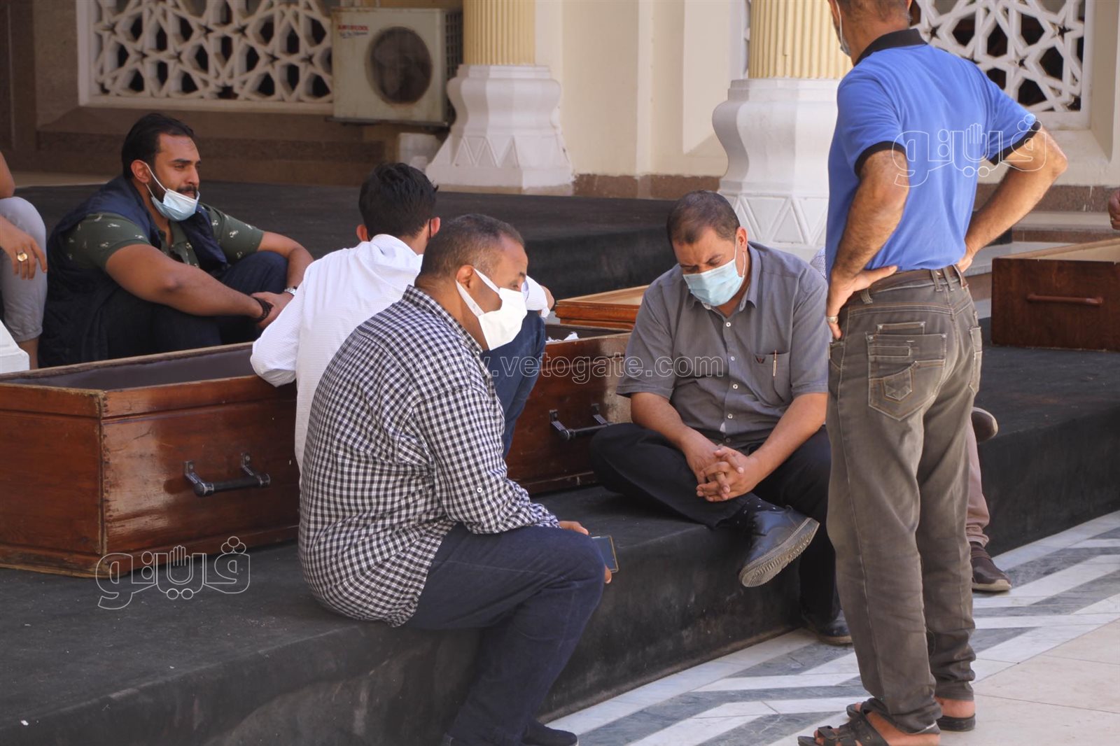 لحظة اقامة صلاة الجنازة على روح الاعلامى حمدي الكنيسي بمسجد الحصري (18)