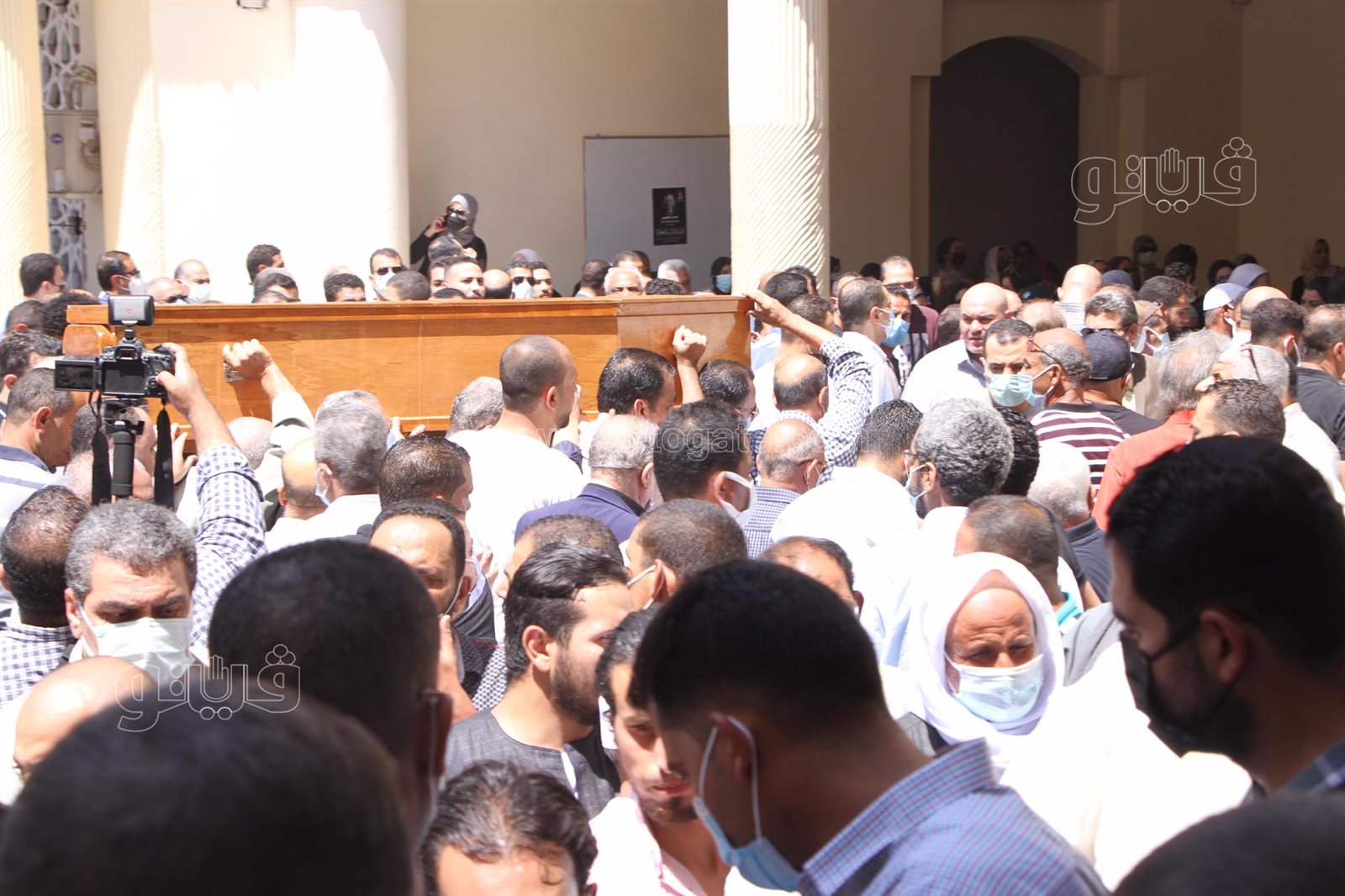 لحظة اقامة صلاة الجنازة على روح الاعلامى حمدي الكنيسي بمسجد الحصري (19)