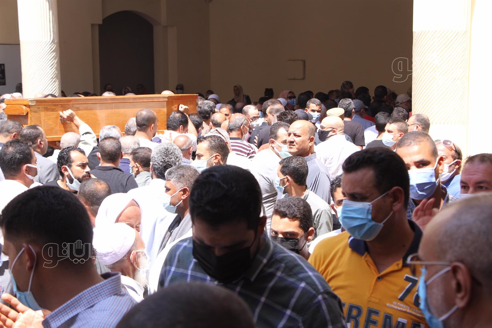 لحظة اقامة صلاة الجنازة على روح الاعلامى حمدي الكنيسي بمسجد الحصري (20)