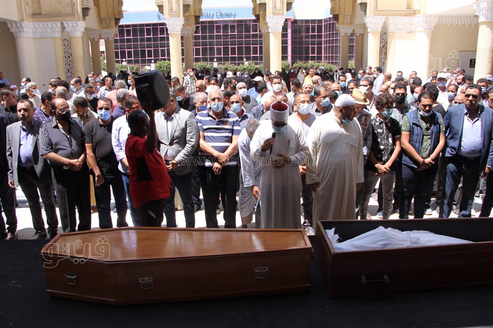 لحظة اقامة صلاة الجنازة على روح الاعلامى حمدي الكنيسي بمسجد الحصري (1)