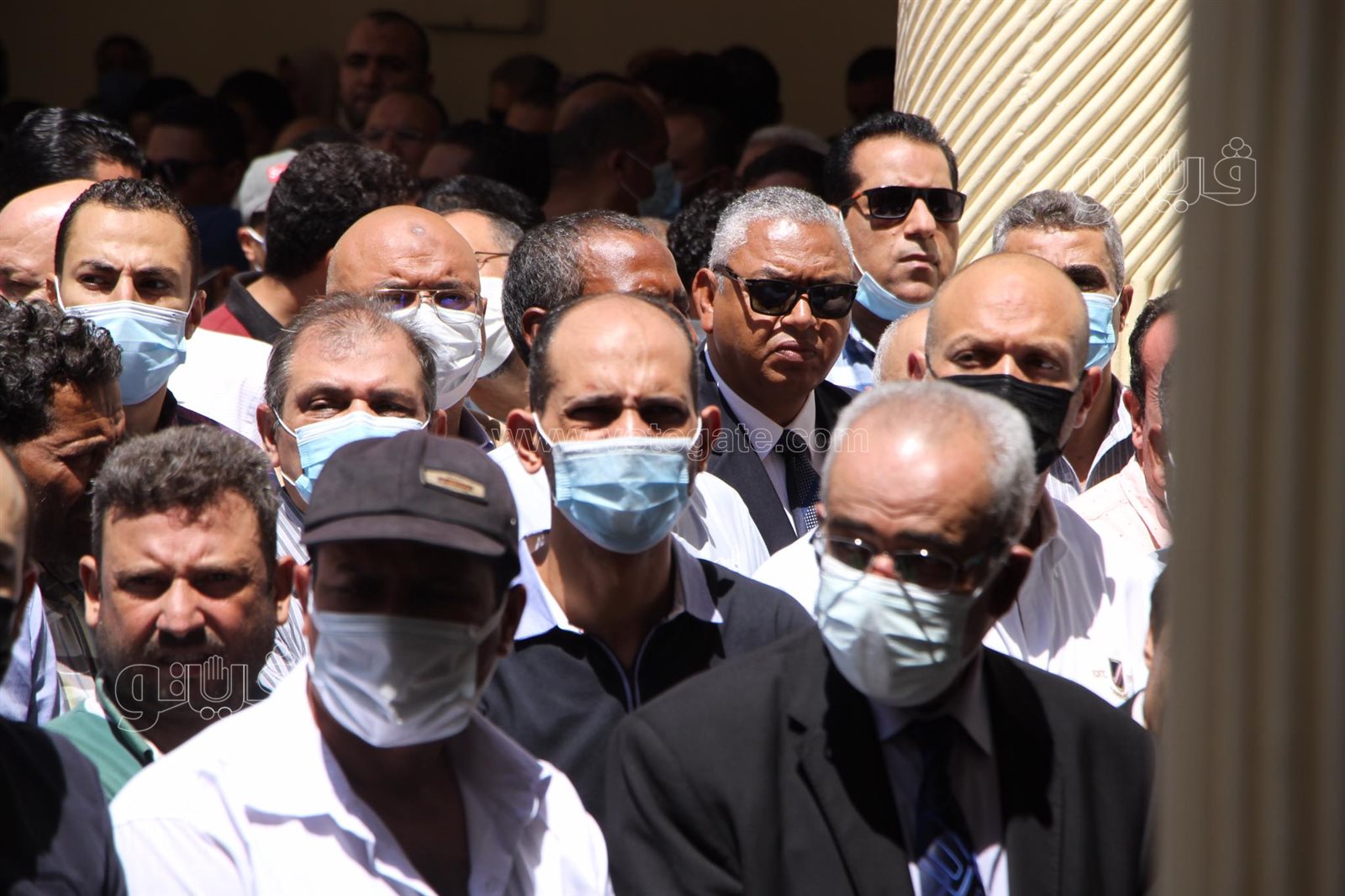 لحظة اقامة صلاة الجنازة على روح الاعلامى حمدي الكنيسي بمسجد الحصري (2)