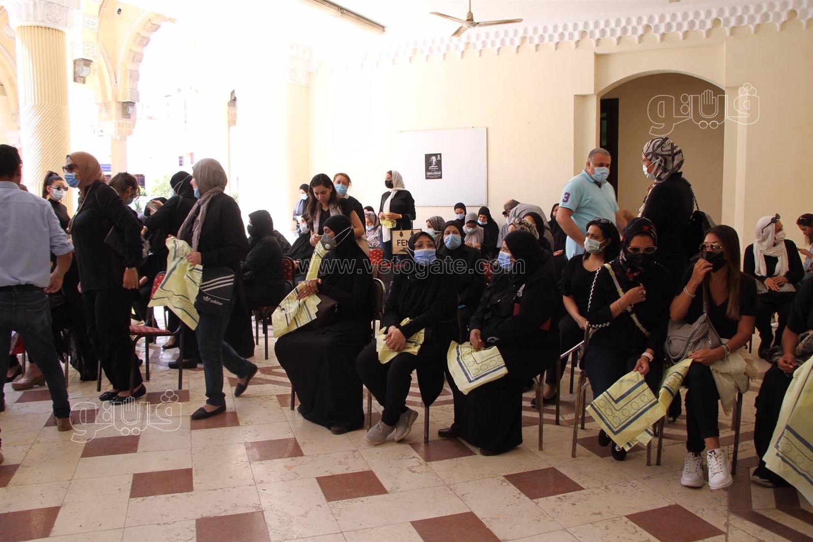 لحظة اقامة صلاة الجنازة على روح الاعلامى حمدي الكنيسي بمسجد الحصري (4)