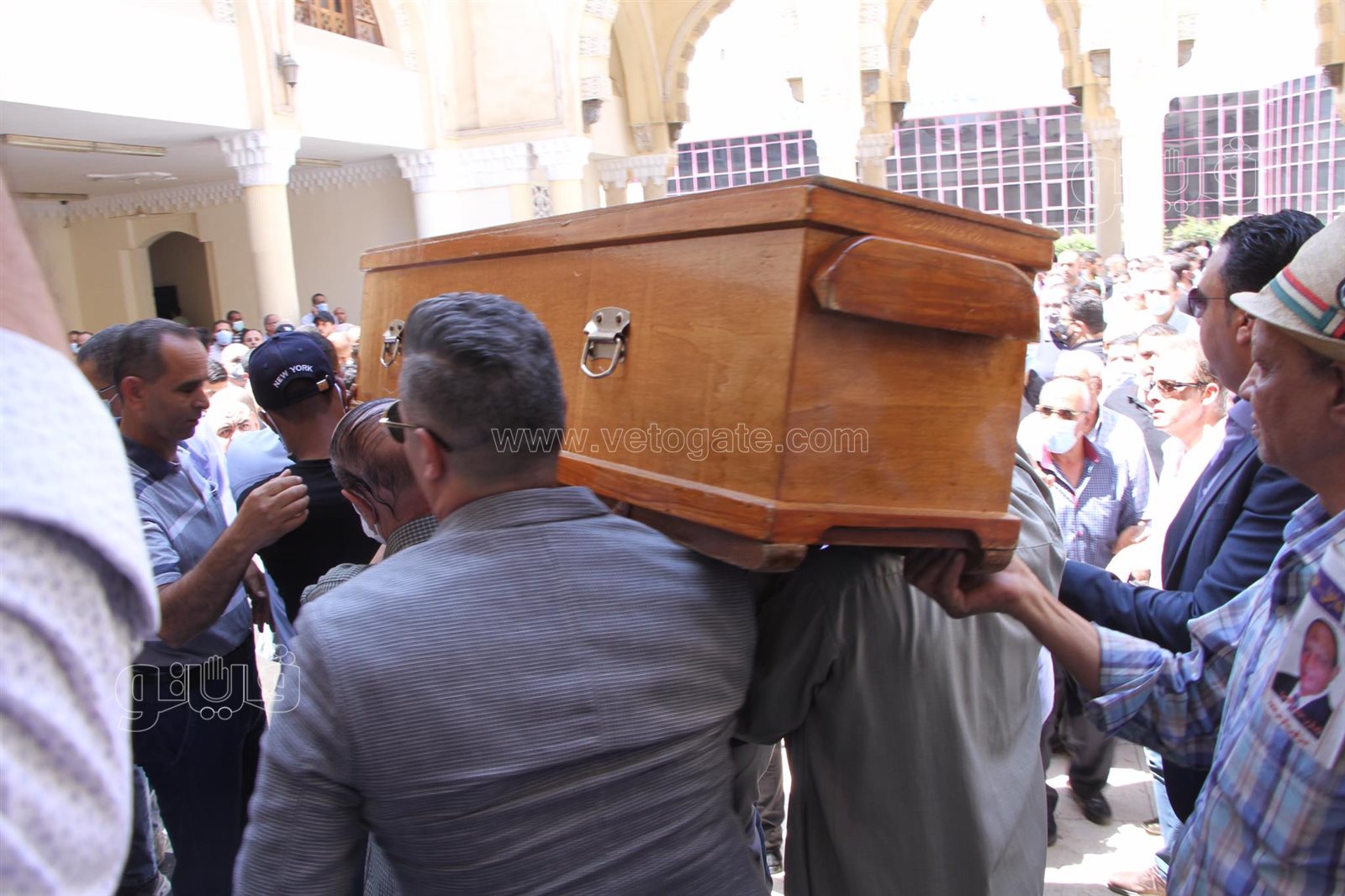 لحظة اقامة صلاة الجنازة على روح الاعلامى حمدي الكنيسي بمسجد الحصري (5)