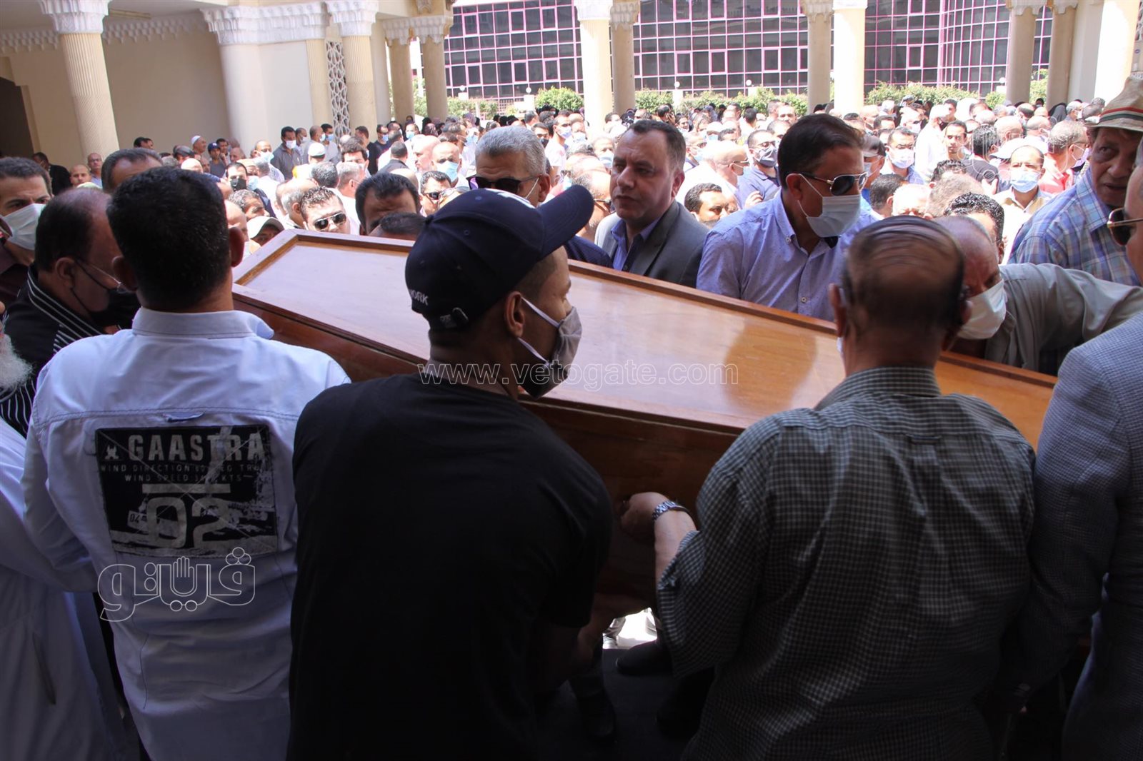 لحظة اقامة صلاة الجنازة على روح الاعلامى حمدي الكنيسي بمسجد الحصري (6)