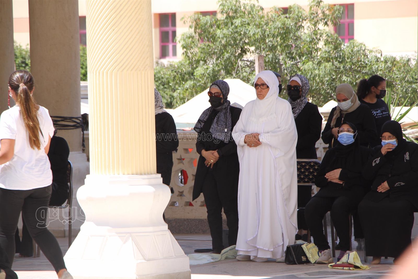 لحظة اقامة صلاة الجنازة على روح الاعلامى حمدي الكنيسي بمسجد الحصري (7)