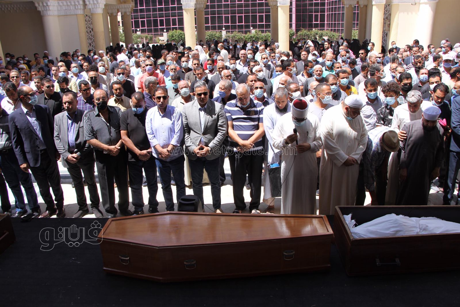 لحظة اقامة صلاة الجنازة على روح الاعلامى حمدي الكنيسي بمسجد الحصري (8)