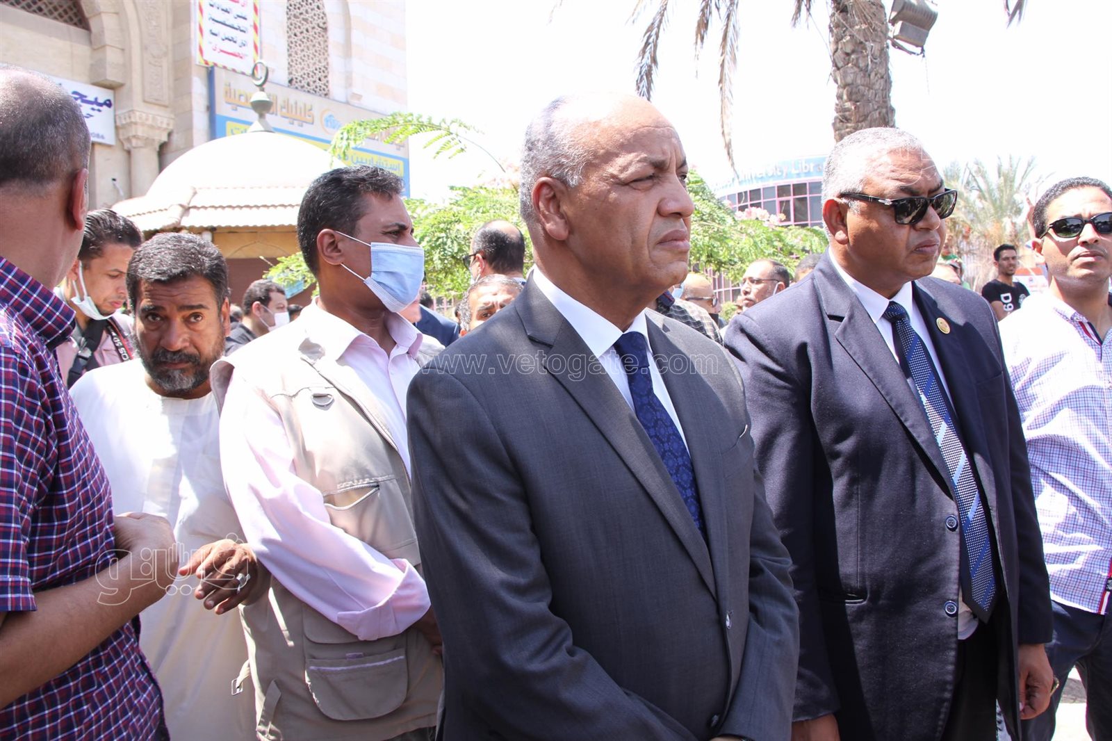 لحظة اقامة صلاة الجنازة على روح الاعلامى حمدي الكنيسي بمسجد الحصري (9)