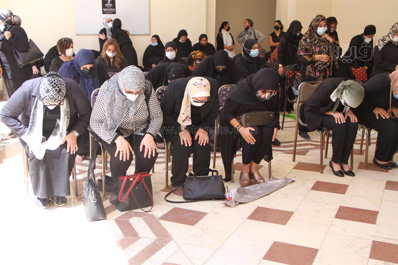 لحظة اقامة صلاة الجنازة على روح الاعلامى حمدي الكنيسي بمسجد الحصري (10)