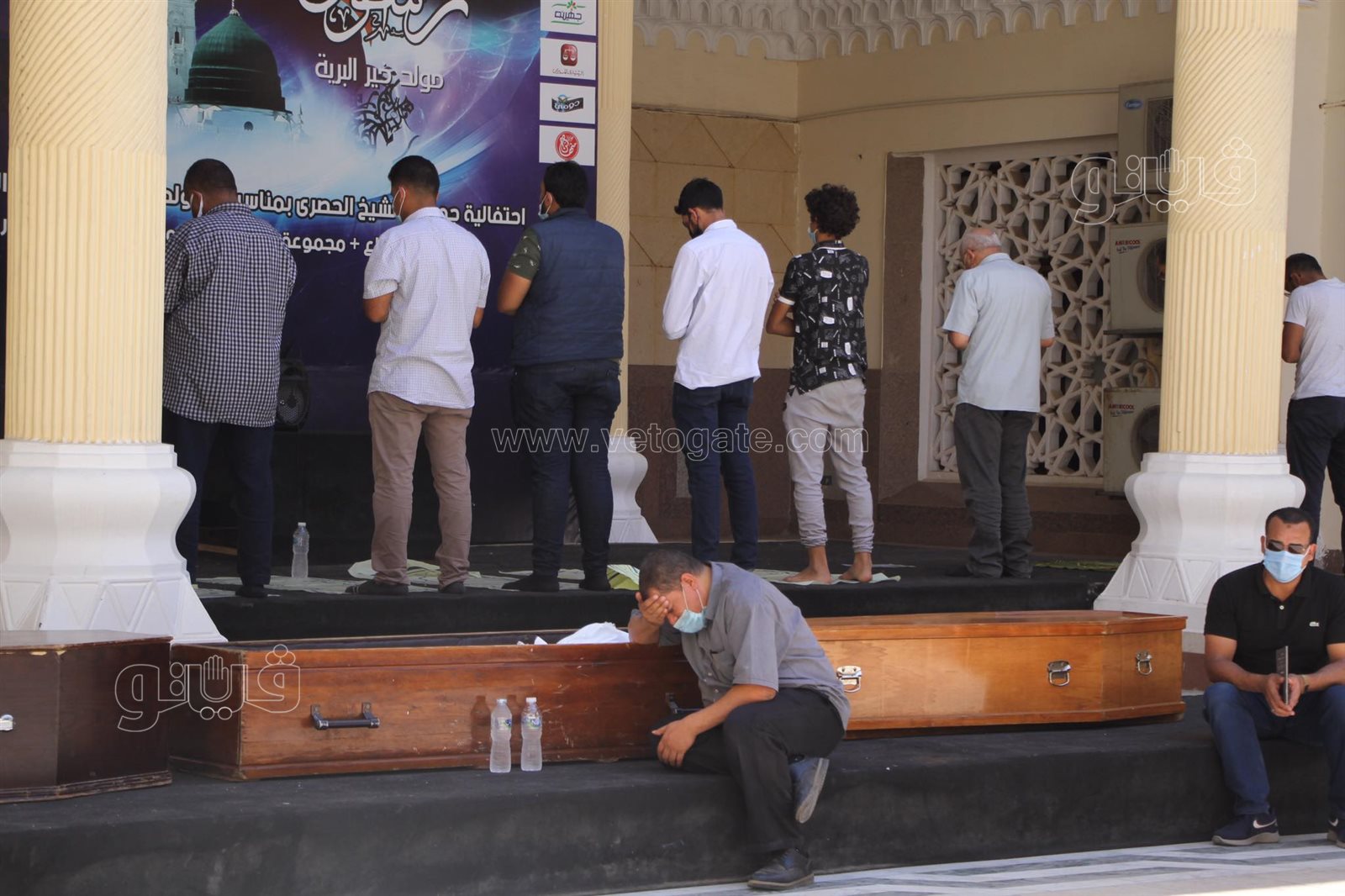 لحظة اقامة صلاة الجنازة على روح الاعلامى حمدي الكنيسي بمسجد الحصري (11)