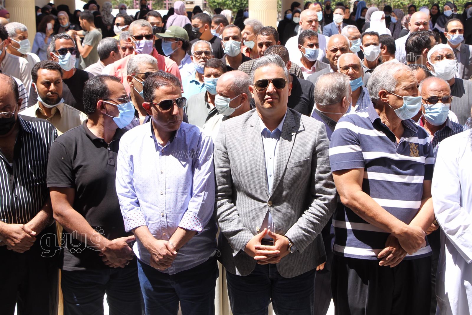 لحظة اقامة صلاة الجنازة على روح الاعلامى حمدي الكنيسي بمسجد الحصري (12)