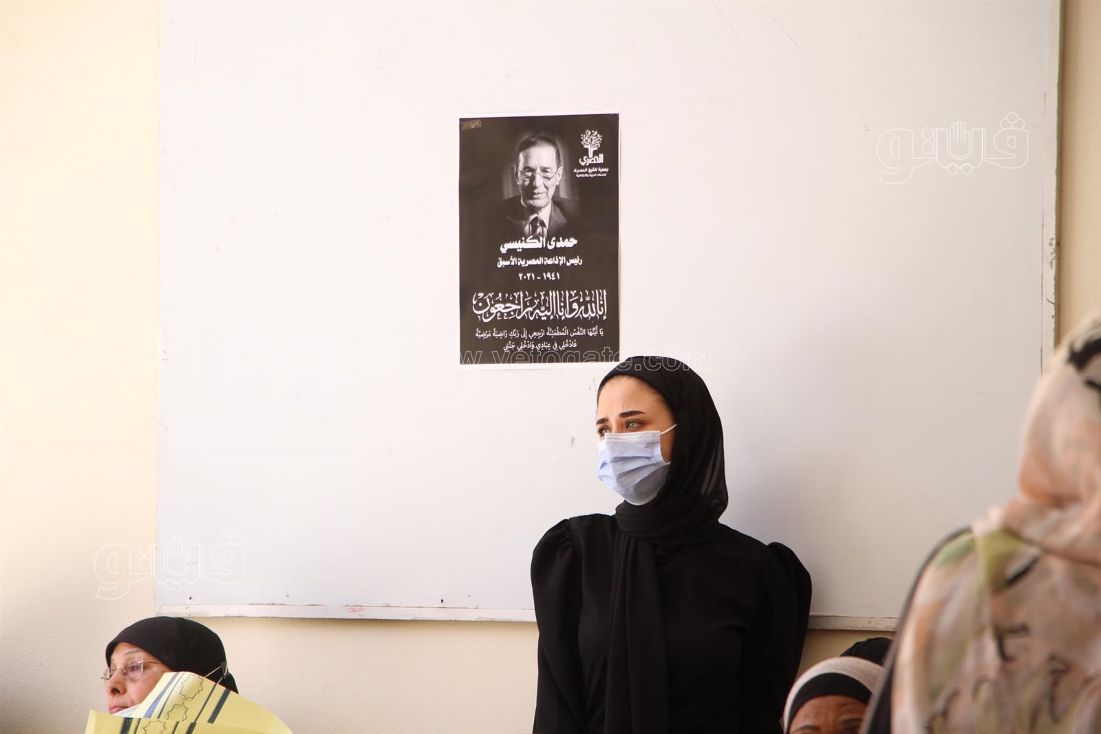 لحظة اقامة صلاة الجنازة على روح الاعلامى حمدي الكنيسي بمسجد الحصري (13)