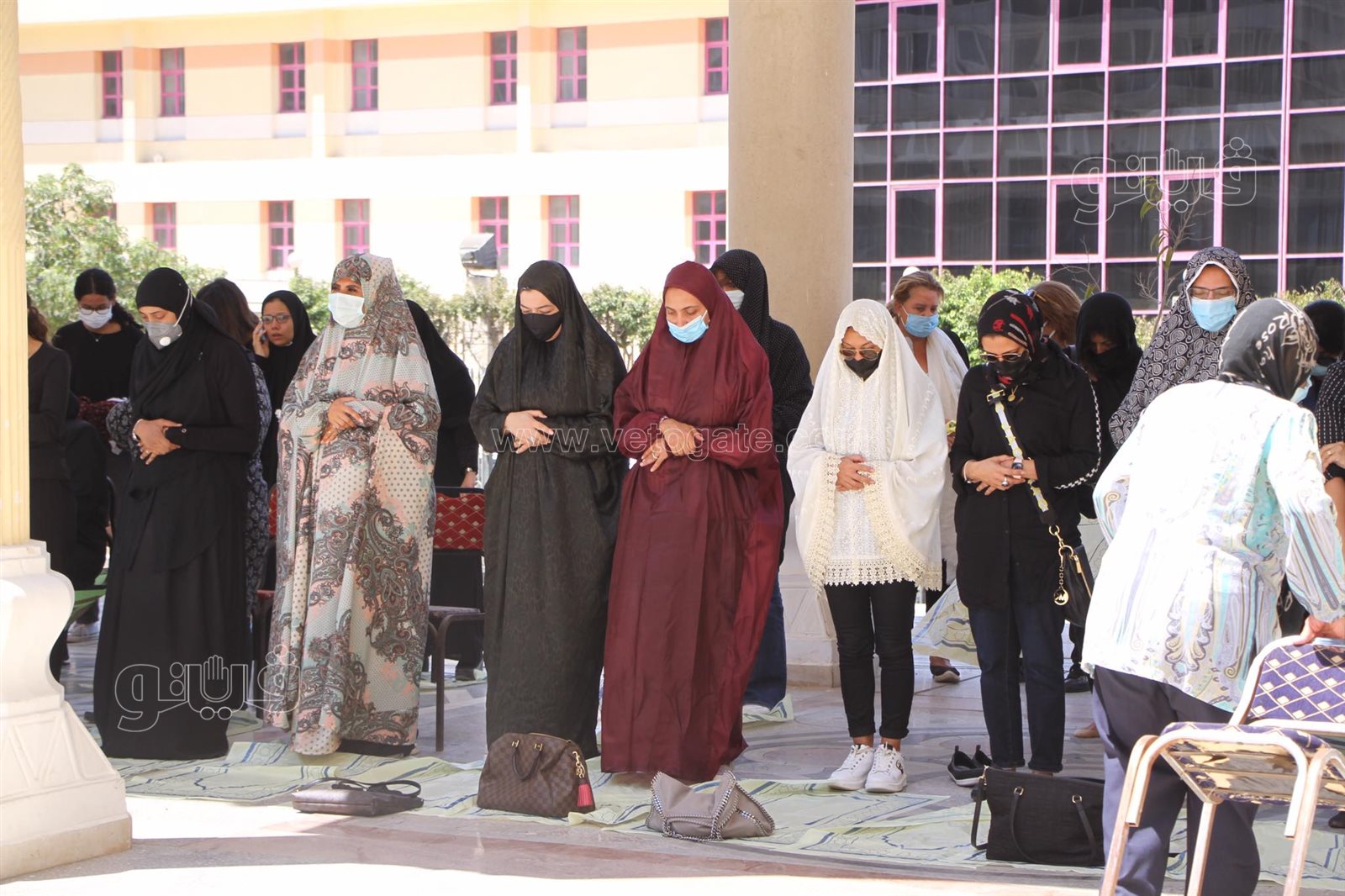 لحظة اقامة صلاة الجنازة على روح الاعلامى حمدي الكنيسي بمسجد الحصري (14)