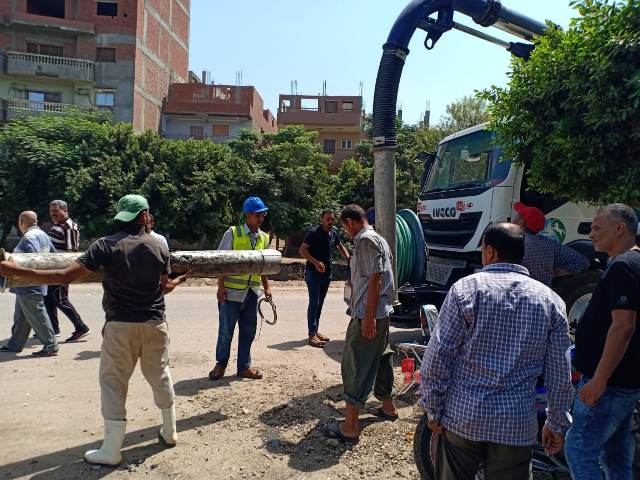 يأمر بكسح وسحب تجمعات مياه الصرف 7