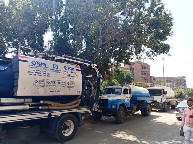 يأمر بكسح وسحب تجمعات مياه الصرف 1