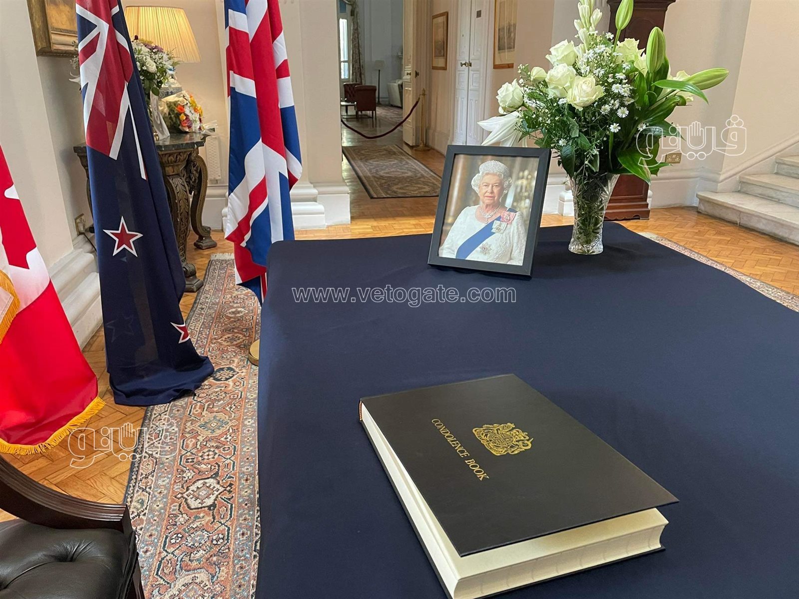 التوقيع في دفتر عزاء الملكة إليزابيث (2)